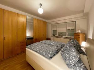 Un dormitorio con una cama con almohadas. en Ferienwohnung im Eisenbergweg, en Bad Mergentheim