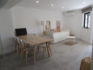 een woonkamer met een houten tafel en een bank bij Porto Marina - Prime Residence in Vilamoura