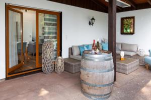 a living room with a table and a barrel at Ferienwohnung - Nähe Kaiserslautern in Trippstadt