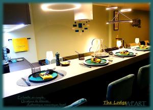 The Lodge A'PART في Néewiller-près-Lauterbourg: طاولة مطبخ عليها أطباق من الطعام