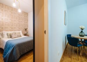 1 dormitorio con 1 cama y 1 mesa en Magno Apartments Feijóo, en Sevilla
