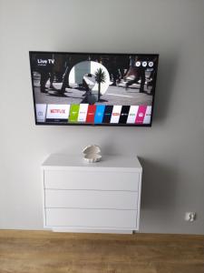 Televízia a/alebo spoločenská miestnosť v ubytovaní Modern