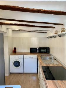 a kitchen with a washing machine and a washer at EL RINCÓN deMANUELA in Requena