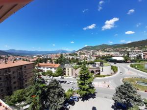 widok na miasto z budynku w obiekcie DreamHouse w mieście LʼAquila