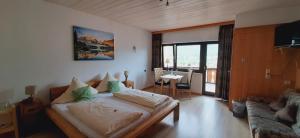 Postel nebo postele na pokoji v ubytování Alpenappartements Schwalbennestl