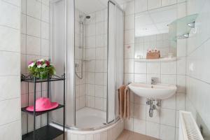 ein Badezimmer mit Dusche und Waschbecken in der Unterkunft Hotel-Pension Melcher in Drobollach am Faakersee