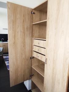 d'une armoire en bois avec des tiroirs. dans l'établissement Robi Studio, à Braşov