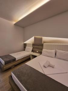 Habitación con 2 camas en una habitación en Imperial Hotel, en Shënkoll