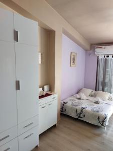 Łóżko lub łóżka w pokoju w obiekcie Apartmani Zuzana,Baška Voda