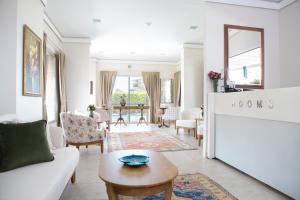 チェシメにあるRooms Smart Luxury Hotel & Beachのリビングルーム(白いソファ、テーブル付)