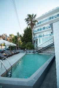 una piscina frente a un hotel en Kiani Akti en Porto Rafti