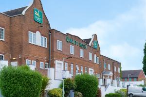 - un bâtiment en briques rouges avec un panneau indiquant la rue dans l'établissement Quality Hotel Coventry, à Coventry