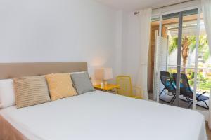 Postel nebo postele na pokoji v ubytování Golden Gardens Saudade Apartment Javea Arenal by Rock Rentals + 22 fotografií