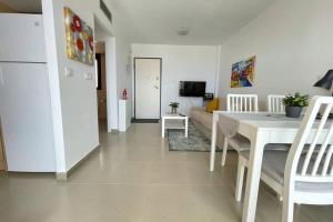 een keuken en een woonkamer met een witte tafel en een bank bij Mediterranean Sea view apartment in Cartagena