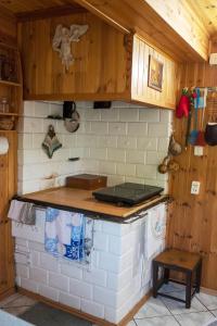 cocina con encimera y armarios de madera en Chata Skrzata en Sztabin