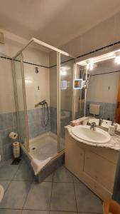 ein Badezimmer mit Dusche, Waschbecken und Badewanne in der Unterkunft Sea Side Apartments 4* in Novi Vinodolski + 72 Fotos