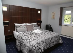 Кровать или кровати в номере Quality Hotel Coventry