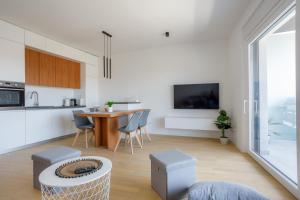 uma cozinha e sala de estar com mesa e cadeiras em I & M em Krk