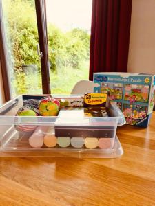 ベルギッシュ・グラートバッハにあるQuiet Nature Near Cologne 1の食べ物が詰まった容器 +8枚の写真