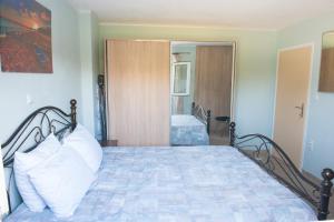 Łóżko lub łóżka w pokoju w obiekcie OLIVES Estate APARTMENTS