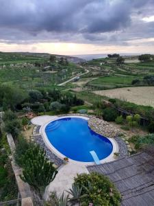 Πισίνα στο ή κοντά στο Dar Ta' Xmun - idyllic farmhouse with pool, garden, seaview & sunset