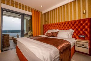 Posteľ alebo postele v izbe v ubytovaní Villa Marassi with Heated Pool, Hot Tub and Sauna