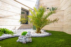 Vonkajšia záhrada v ubytovaní Villa Marassi with Heated Pool, Hot Tub and Sauna