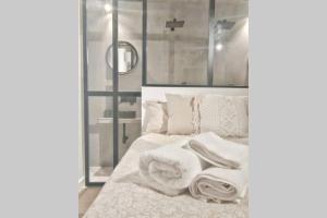 Postel nebo postele na pokoji v ubytování SUITEUMBRIA, diseño y relax en la playa!
