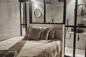 Postel nebo postele na pokoji v ubytování SUITEUMBRIA, diseño y relax en la playa!