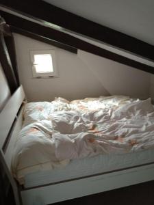 - un lit non aménagé dans une chambre avec fenêtre dans l'établissement APARTAMENT DLA TURYSTÓW SOPOT, à Sopot