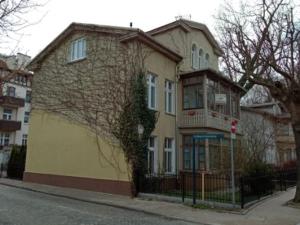un bâtiment situé sur le côté d'une rue avec un bâtiment dans l'établissement APARTAMENT DLA TURYSTÓW SOPOT, à Sopot