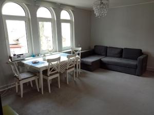 - un salon avec un canapé, une table et des chaises dans l'établissement APARTAMENT DLA TURYSTÓW SOPOT, à Sopot