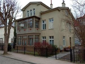 une grande maison avec une clôture devant elle dans l'établissement APARTAMENT DLA TURYSTÓW SOPOT, à Sopot