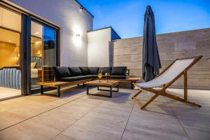 Posedenie v ubytovaní Villa Marassi with Heated Pool, Hot Tub and Sauna