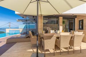 Bazén v ubytovaní Villa Marassi with Heated Pool, Hot Tub and Sauna alebo v jeho blízkosti