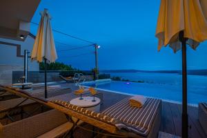 Bazén v ubytovaní Villa Marassi with Heated Pool, Hot Tub and Sauna alebo v jeho blízkosti