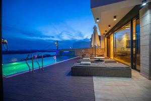 Bazén v ubytovaní Villa Marassi with Heated Pool, Hot Tub and Sauna alebo v jeho blízkosti