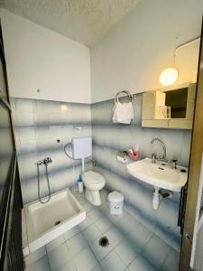 アルハンゲロスにあるAfroditi Pensionのバスルーム(トイレ、洗面台、バスタブ付)