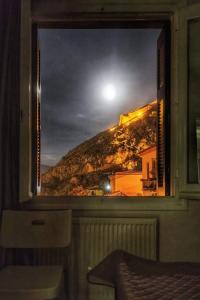 uma vista para uma montanha através de uma janela em Aggeliki Apartments em Nafplio
