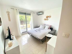 Kleines Zimmer mit einem Bett und einem Fenster in der Unterkunft L’IODE MARINE in La Ciotat