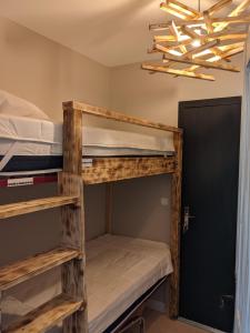 Tempat tidur susun dalam kamar di Andemu Studio cabine 2 à 4 personnes Barèges