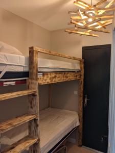 Palanda nebo palandy na pokoji v ubytování Andemu Studio cabine 2 à 4 personnes Barèges