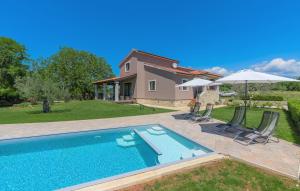 Bazén v ubytovaní Holiday House Vita alebo v jeho blízkosti