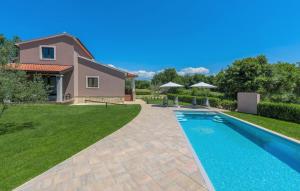 Bazén v ubytovaní Holiday House Vita alebo v jeho blízkosti