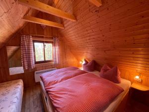 Un pat sau paturi într-o cameră la Berghütte Fichtelstreich