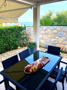 una mesa azul con un plato de comida. en Villa Cvita, en Povljana