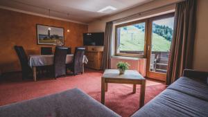 A television and/or entertainment centre at Appartementhaus Am Gschwandtkopf