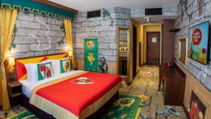Postel nebo postele na pokoji v ubytování LEGOLAND Hotel Dubai