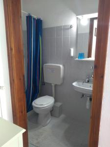A bathroom at Haus Pigadi