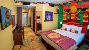 Postel nebo postele na pokoji v ubytování LEGOLAND Hotel Dubai